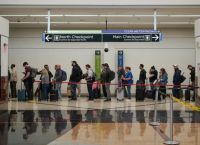 Ο Τραμπ στέλνει πράκτορες ICE στα αεροδρόμια – Χωρίς TSA πληρωμές και χάος στις ουρές