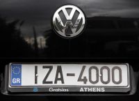 Χιλιάδες νέα αυτοκίνητα χωρίς πινακίδες: Το αόρατο «μπλόκο» που παραλύει την αγορά