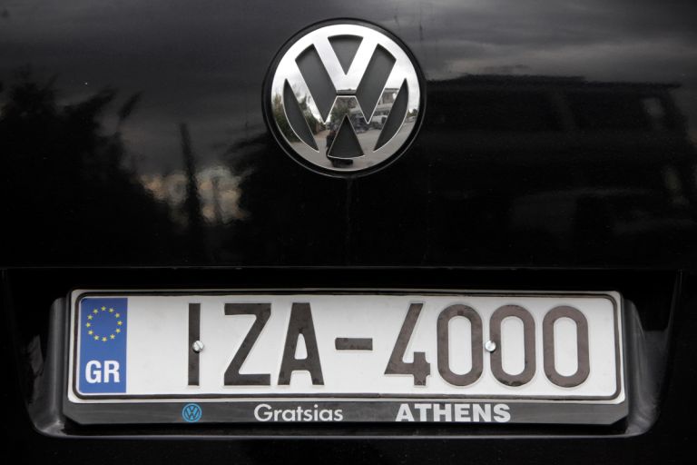 Χιλιάδες νέα αυτοκίνητα χωρίς πινακίδες: Το αόρατο «μπλόκο» που παραλύει την αγορά