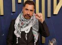 Javier Bardem: Με Παλαιστινιακή Μαντίλα στα Emmy – Καταγγέλλει Γενοκτονία