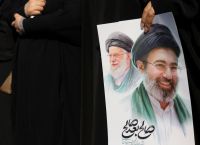 Ιράν υπό νέο ηγέτη: «Θα εκδικηθούμε για το αίμα που χύθηκε» – Η Μέση Ανατολή σε κρίσιμη καμπή