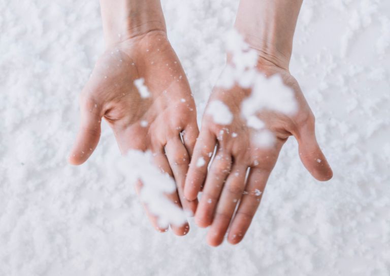 Έχετε κρύα χέρια; Αυτοί είναι οι λόγοι – Τι αποκαλύπτουν οι «αρκτικές θερμοκρασίες» στα άκρα