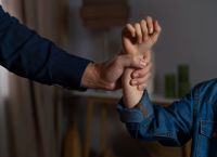 Τεχνητή νοημοσύνη εντοπίζει τον κίνδυνο ενδοοικογενειακής βίας χρόνια πριν εμφανιστεί