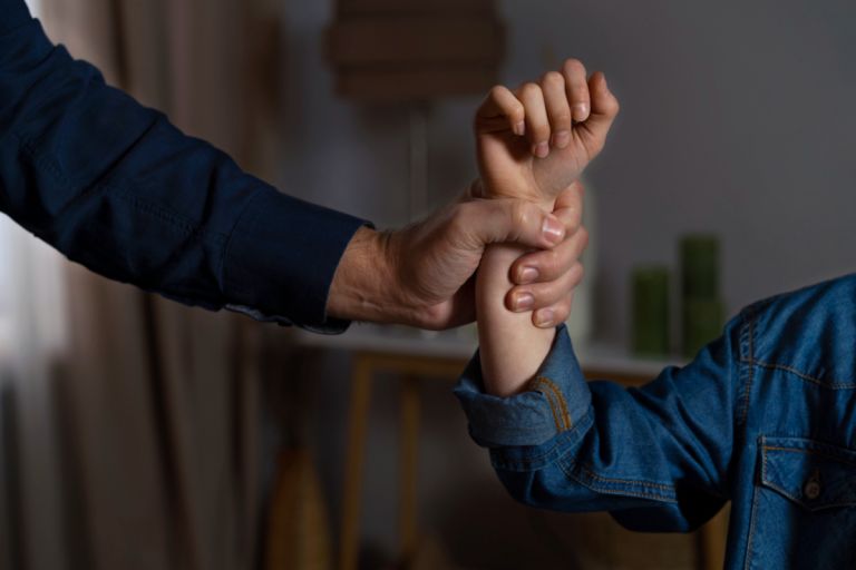 Τεχνητή νοημοσύνη εντοπίζει τον κίνδυνο ενδοοικογενειακής βίας χρόνια πριν εμφανιστεί