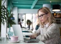 Έρευνα Deloitte: 8 στις 10 γυναίκες στην Ελλάδα έχουν βιώσει burnout – Η συμπερίληψη προχωρά