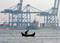 Ινδία: Μικρότερη εμπορική «τρύπα», αλλά ο πόλεμος φέρνει νέο οικονομικό σοκ