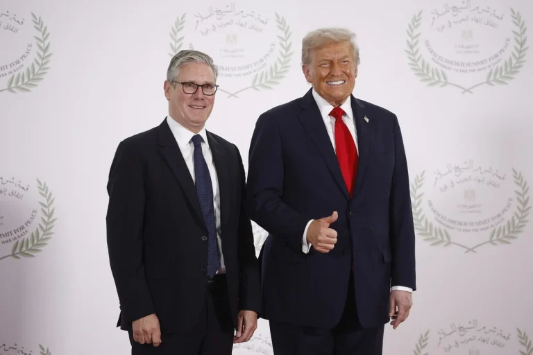 Στάρμερ – Τραμπ: Κρίσιμη επικοινωνία για την ασφάλεια στα Στενά του Ορμούζ