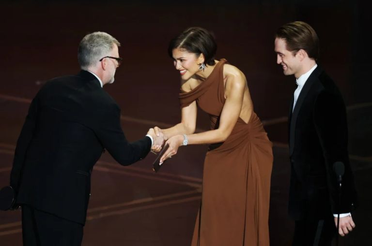 Όσκαρ 2026: Το δαχτυλίδι της Zendaya έκλεψε τη βραδιά και «φούντωσε» τα σενάρια