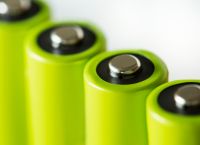 Η κβαντική μπαταρία που σπάει τους δικούς της κανόνες: Φορτίζει πιο γρήγορα όσο μεγαλώνει