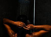 Ελπίδα για Καλύτερο Ύπνο: Τι Λέει η Επιστήμη για το «Ντους στο Σκοτάδι» [Dark Showering]