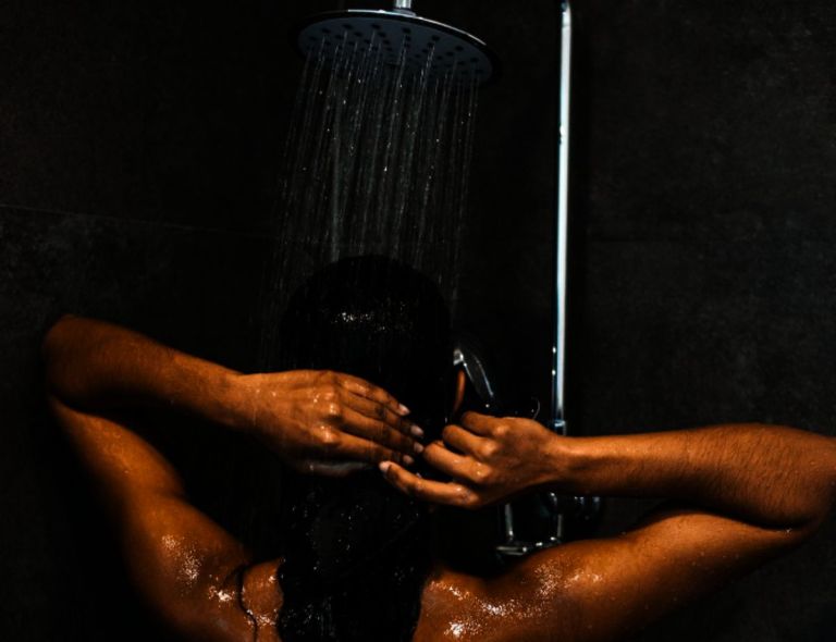 Ελπίδα για Καλύτερο Ύπνο: Τι Λέει η Επιστήμη για το «Ντους στο Σκοτάδι» [Dark Showering]