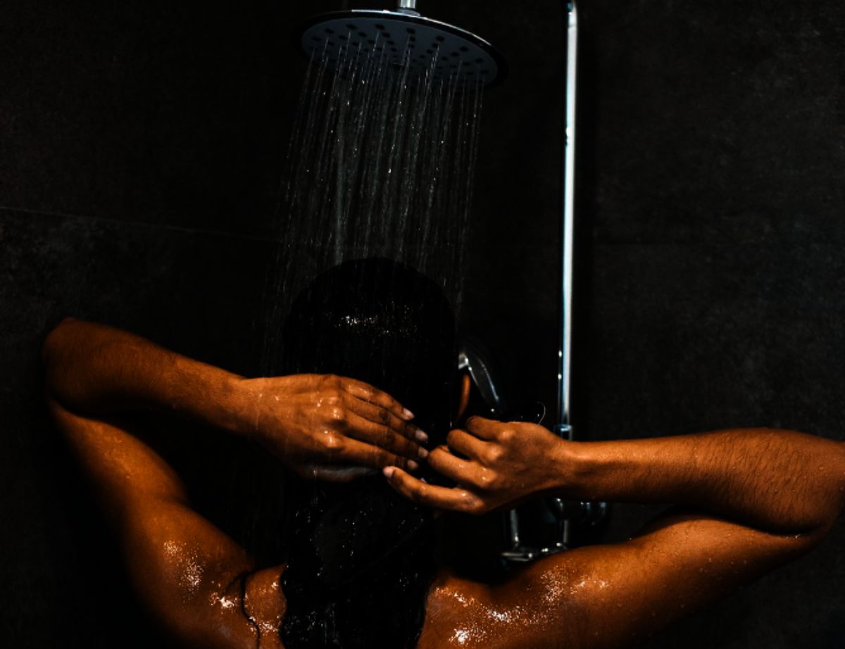 Ελπίδα για Καλύτερο Ύπνο: Τι Λέει η Επιστήμη για το «Ντους στο Σκοτάδι» [Dark Showering]