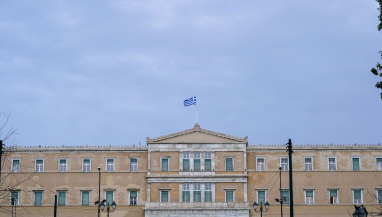 Ελλάδα: Πτώση στην 52η θέση της φιλελεύθερης δημοκρατίας και βαθύ θεσμικό έλλειμμα