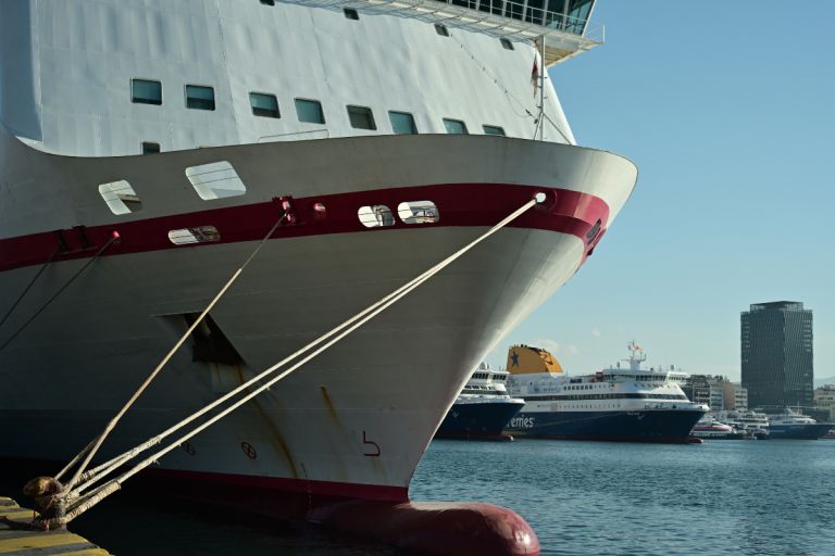 24ωρη απεργία ναυτικών: Δεμένα τα πλοία σε όλη τη χώρα – Διαμαρτυρία για τον απεγκλωβισμό από τη Μέση Ανατολή