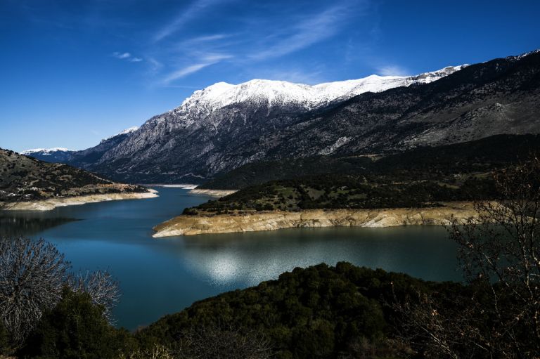 Συνεχίζει να ανεβαίνει η στάθμη του Μόρνου – Εξαφανίστηκαν ξανά τα σπίτια του «βυθισμένου» χωριού Κάλλιο