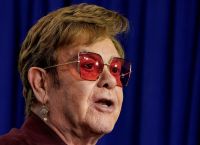Elton John: Η ζωή μακριά από τα φώτα μετά τη δύσκολη μάχη με την όρασή του