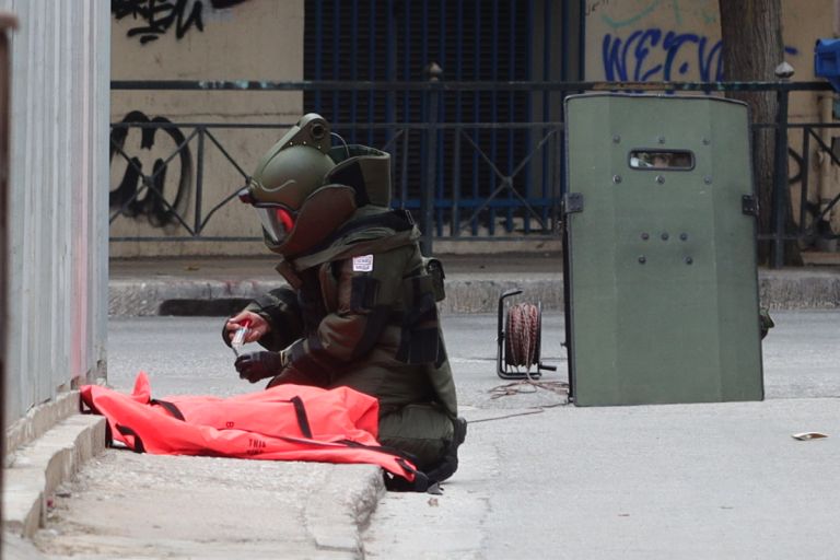 Χαλάνδρι: Συναγερμός έξω από το ρωσικό προξενείο – Ελεγχόμενη έκρηξη από τα ΤΕΕΜ για δύο σακούλες