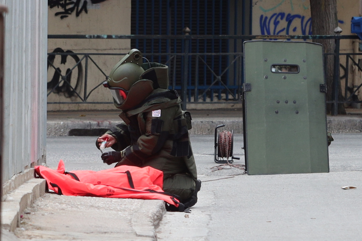 Χαλάνδρι: Συναγερμός έξω από το ρωσικό προξενείο – Ελεγχόμενη έκρηξη από τα ΤΕΕΜ για δύο σακούλες