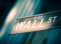 Wall Street σε τροχιά ανάκαμψης με φόντο το πετρέλαιο και τη Μέση Ανατολή