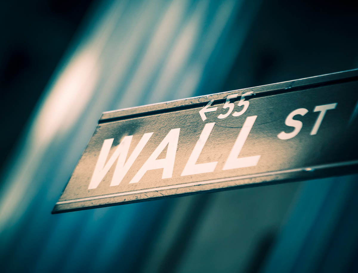 Wall Street σε τροχιά ανάκαμψης με φόντο το πετρέλαιο και τη Μέση Ανατολή