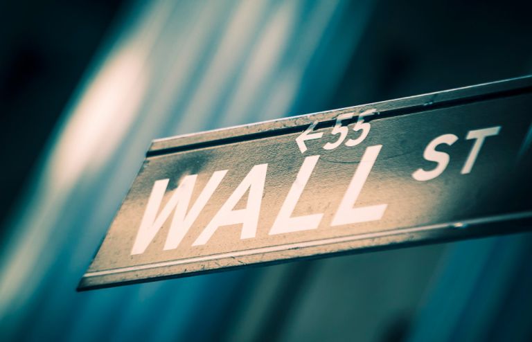 «Γκρεμίζεται» η Wall Street: Dow χάνει πάνω από 1.200 μονάδες ενδοσυνεδριακά