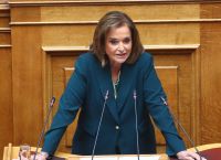 Το πολιτικό «χτύπημα» Μπακογιάννη – Τσίπρα: «Το rebranding έγινε η καρδάρα με το γάλα που την έχυσε»