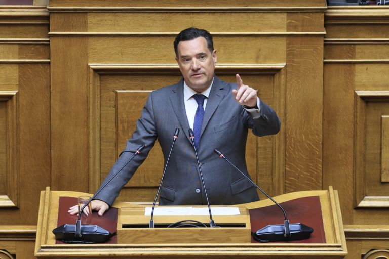 Σφοδρή σύγκρουση στη Βουλή με αιχμές, συγγνώμη και πολιτική έκρηξη