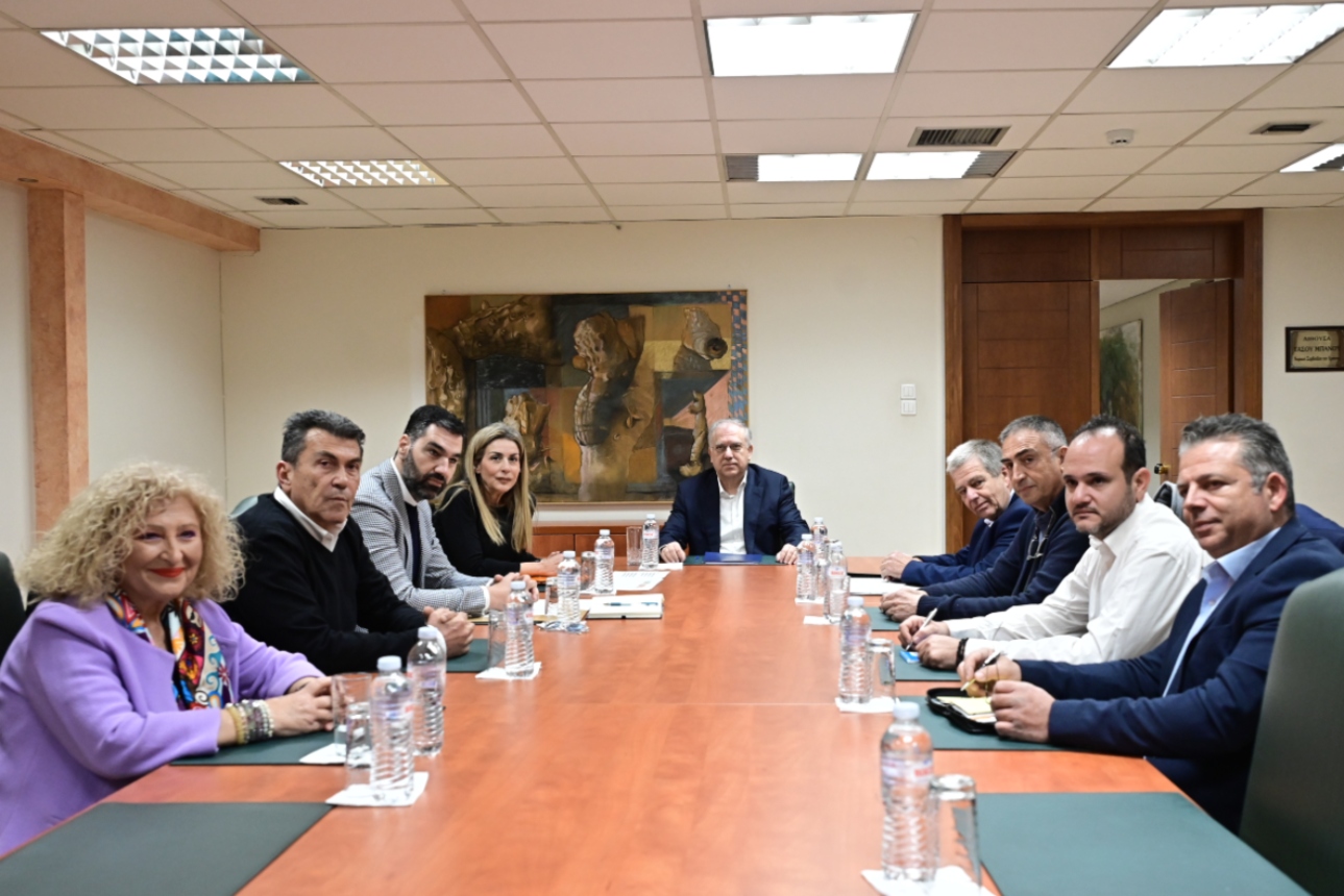 Πρατηριούχοι: «Λευκός καπνός» από τη συνάντηση με Θεοδωρικάκο – Yπόσχεση για voucher 3.000 ευρώ