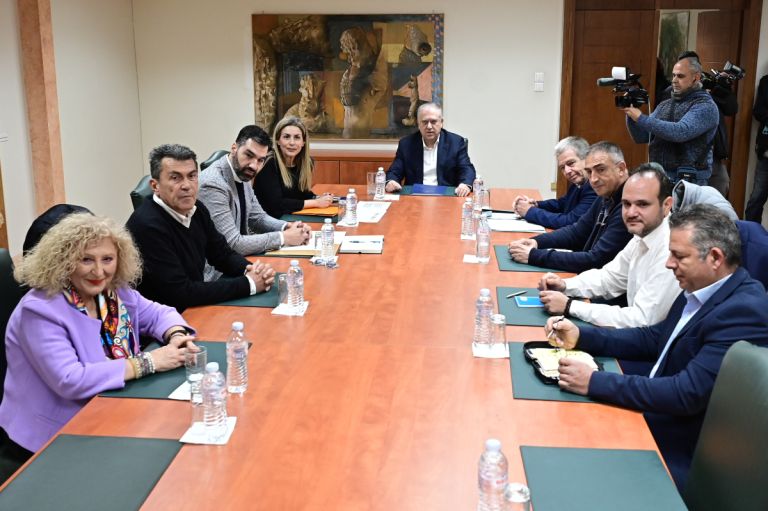 «Λήξη συναγερμού» για απεργίες στα πρατήρια – Συμφωνία Θεοδωρικάκου με βενζινοπώλες