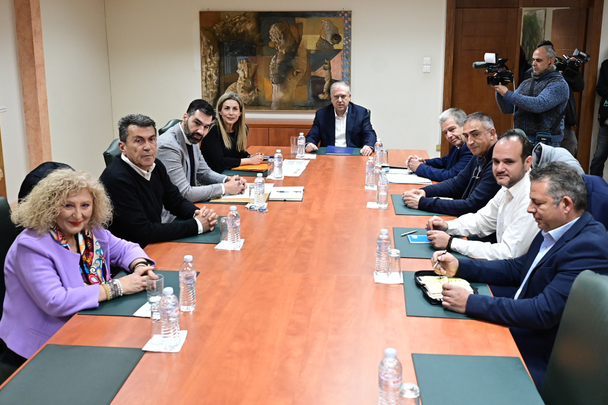 «Λήξη συναγερμού» για απεργίες στα πρατήρια – Συμφωνία Θεοδωρικάκου με βενζινοπώλες