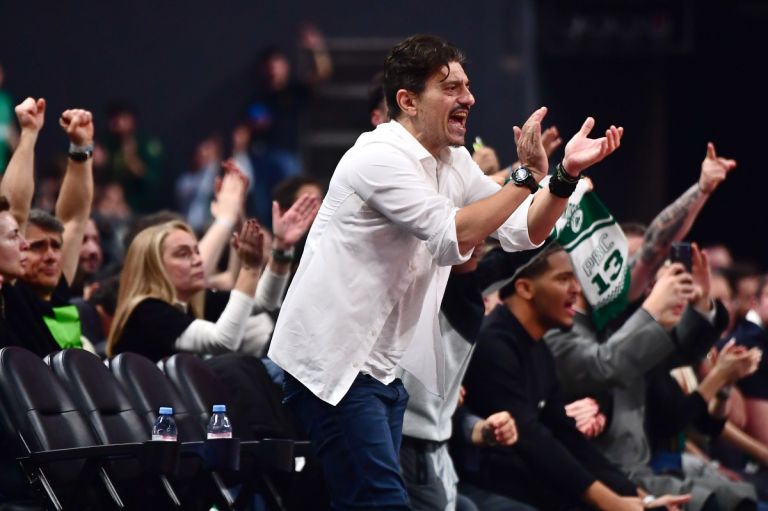 Ο Γιαννακόπουλος «κατέβηκε» στα αποδυτήρια στο ημίχρονο – «Μας έδωσε έξτρα ενέργεια», είπε ο Γκραντ