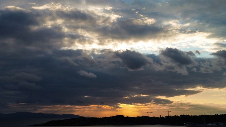 Καιρός: Τι ώρα θα χτυπήσει η καταιγίδα στην Αθήνα – «Ακραίο σενάριο μετεωρολογικής βόμβας»