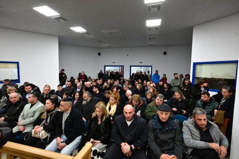 Ένταση στη δίκη για τα Τέμπη:Συγγενείς φωνάζουν σε κατηγορούμενους μέσα στην αίθουσα–«Ανοίξτε τα στόματά σας»