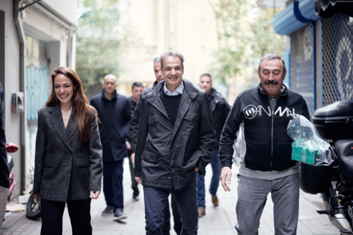 Επίσκεψη Μητσοτάκη σε ωφελούμενο προγραμμάτων για κοινωνική στέγη: “Όλοι αξίζουν δεύτερη ευκαιρία”