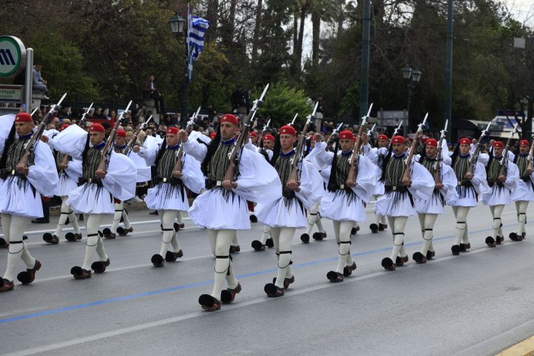 25η Μαρτίου: Εντυπωσίασε και προκάλεσε συγκίνηση η Προεδρική Φρουρά [vid,pics]