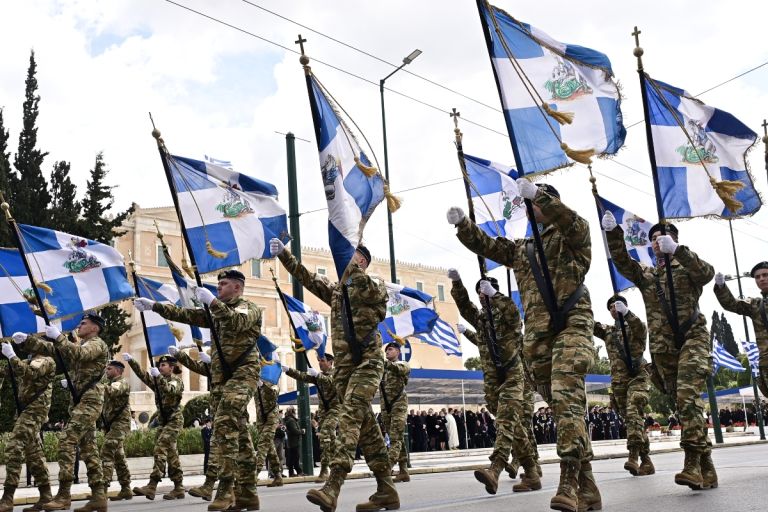 25 Μαρτίου: Επιβλητική η στρατιωτική παρέλαση στο Σύνταγμα-Εντυπωσιακά τα νέα οπλικά συστήματα