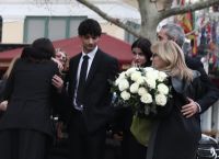 Η Ελλάδα αποχαιρετά τη Μαρινέλλα: Πλήθος κόσμου στη Μητρόπολη [pics,vid]