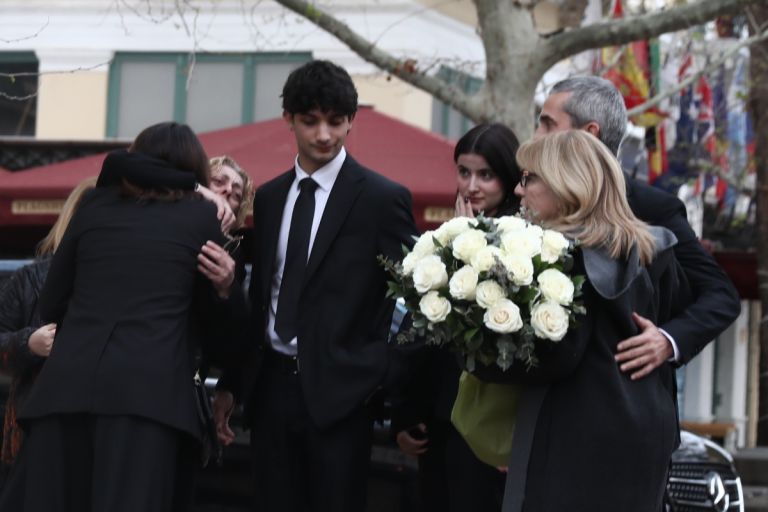 Η Ελλάδα αποχαιρετά τη Μαρινέλλα: Πλήθος κόσμου στη Μητρόπολη [pics,vid]