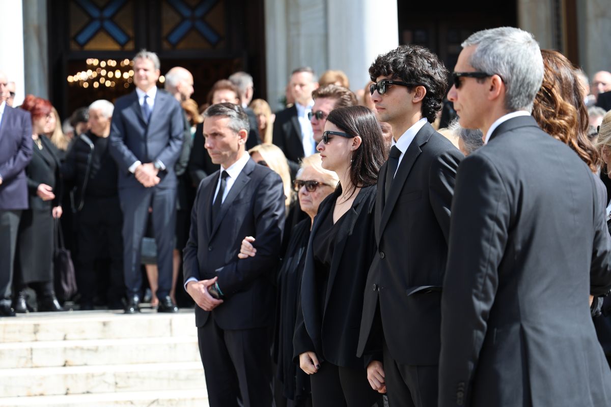 Μαρινέλλα: Το ύστατο αντίο στη Μητρόπολη έγινε εθνική στιγμή συγκίνησης