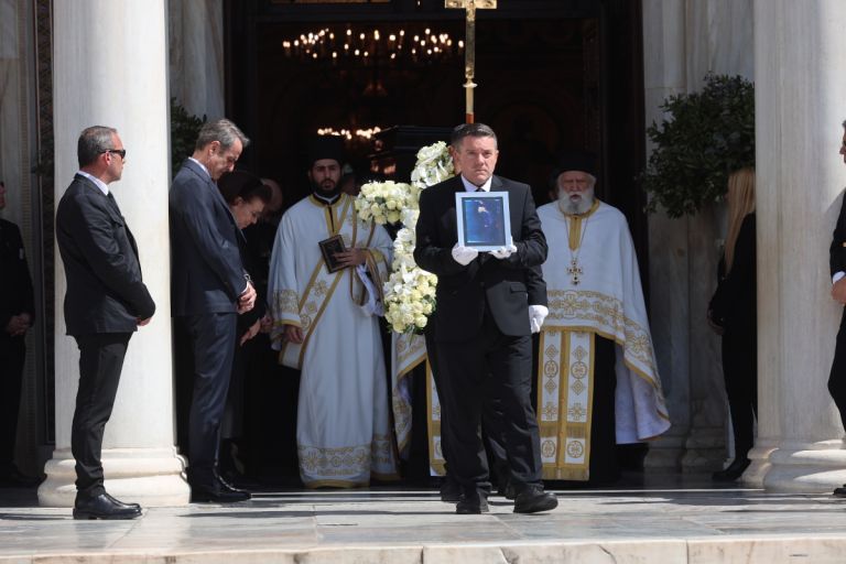 Κηδεία Μαρινέλλας: H Ελλάδα αποχαιρέτησε τη σπουδαία ερμηνεύτρια-Ποιοι έδωσαν το “παρών”