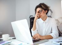 «AI brain fry»: Γιατί τα chatbots κουράζουν τον εγκέφαλο στη δουλειά