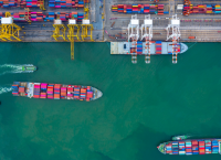 Δραματική Διαταραχή στη Ναυτιλία λόγω Στενού του Ορμούζ — Πλοία παγιδευμένα, δρομολόγια εκτρεπόμενα