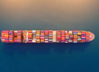 Κρίση στο Ορμούζ: Ξαναγράφονται οι Κανόνες της Διεθνούς Ναυτιλίας – Ρεκόρ Ναύλων, Αστρονομικά Ασφάλιστρα