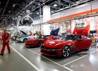 «Ποιός Πόλεμος;» – Η Ferrari Συνεχίζει τις Αεροπορικές Παραδόσεις Πολυτελών Αυτοκινήτων στη Μέση Ανατολή