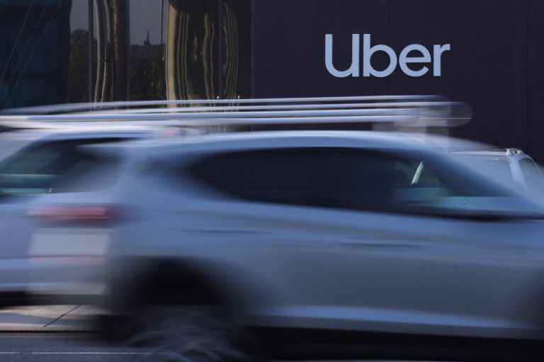 Uber: Επενδύει 1,25 δισ. δολάρια στη Rivian για 50.000 ρομποταξί έως το 2031