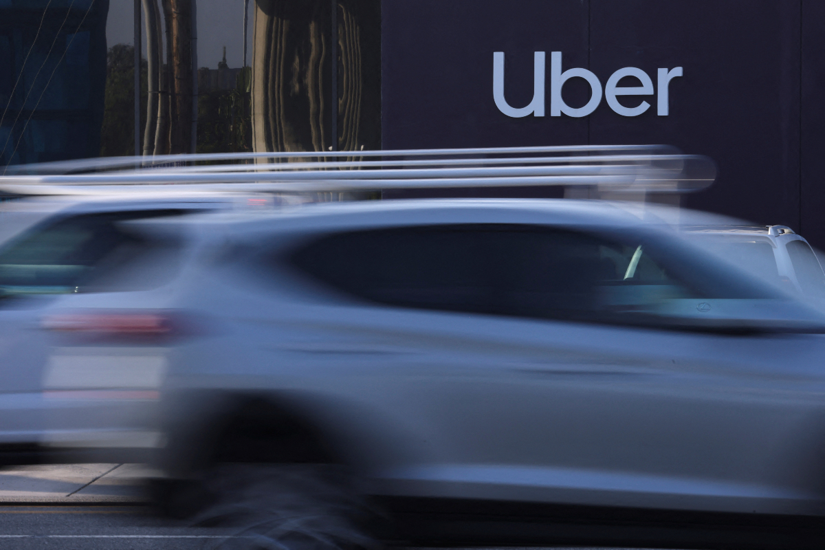 Uber: Επενδύει 1,25 δισ. δολάρια στη Rivian για 50.000 ρομποταξί έως το 2031