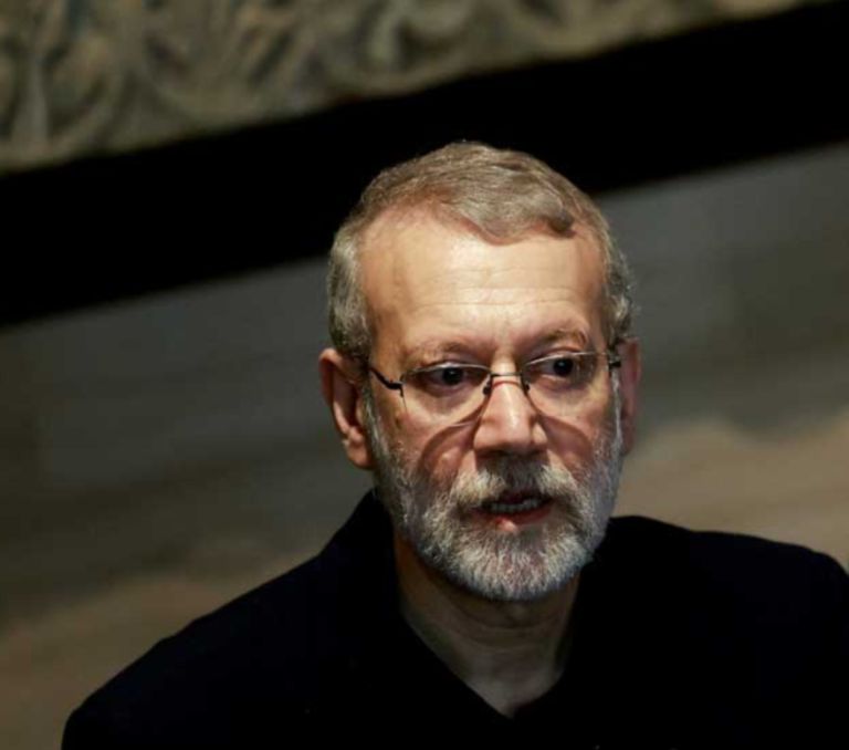 Ο «Σκιώδης αρχιτέκτονας» της Τεχεράνης: Ποιος είναι ο Αλί Λαριτζάνι που αναλαμβάνει μετά τον Χαμενεΐ