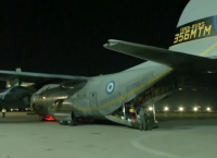 Επέστρεψαν 91 Έλληνες με C-130 από το Άμπου Ντάμπι – Συγκινητικές στιγμές στο αεροδρόμιο της Ελευσίνας