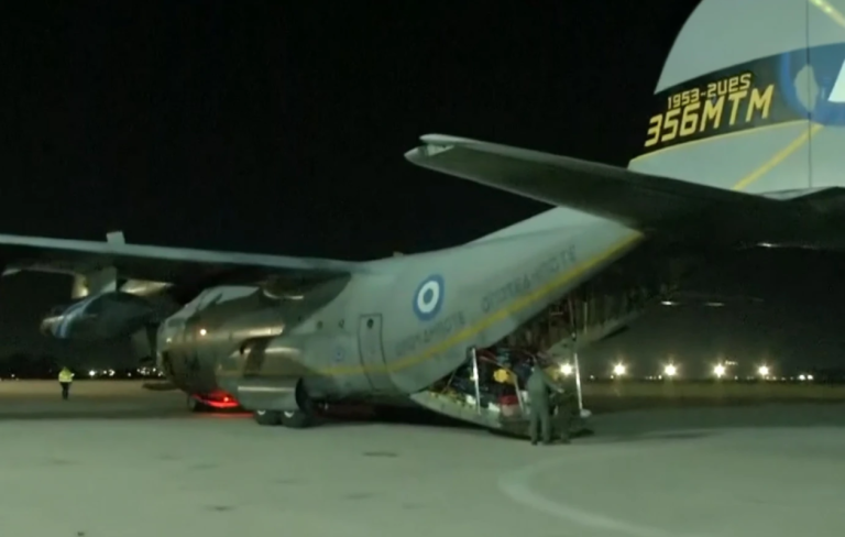 Επέστρεψαν 91 Έλληνες με C-130 από το Άμπου Ντάμπι – Συγκινητικές στιγμές στο αεροδρόμιο της Ελευσίνας