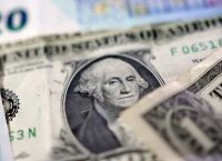 Η υπογραφή Τραμπ έρχεται στα δολάρια ενώ τα μετρητά χάνουν έδαφος στις ΗΠΑ